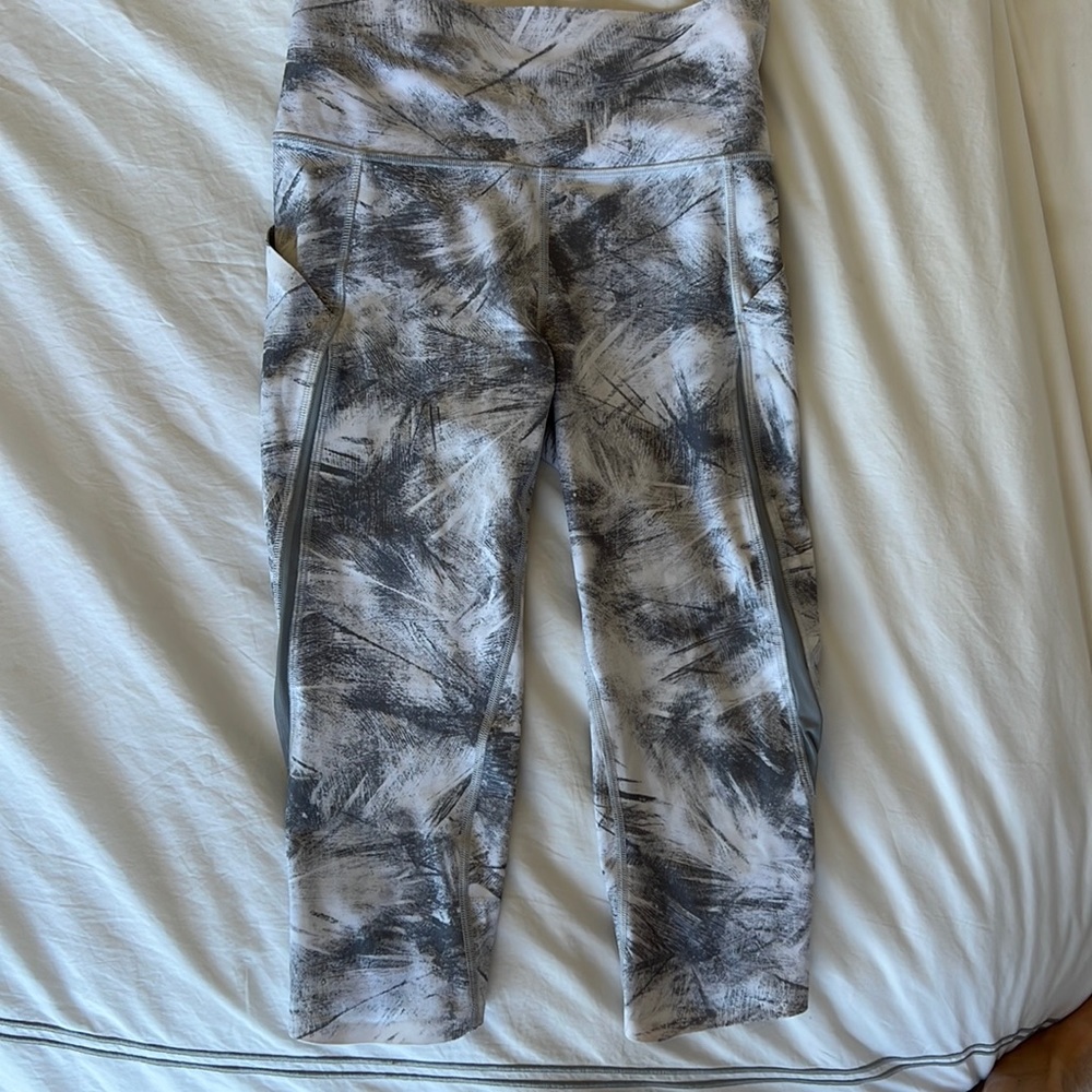 Lululemon medium rise cropped leggings
